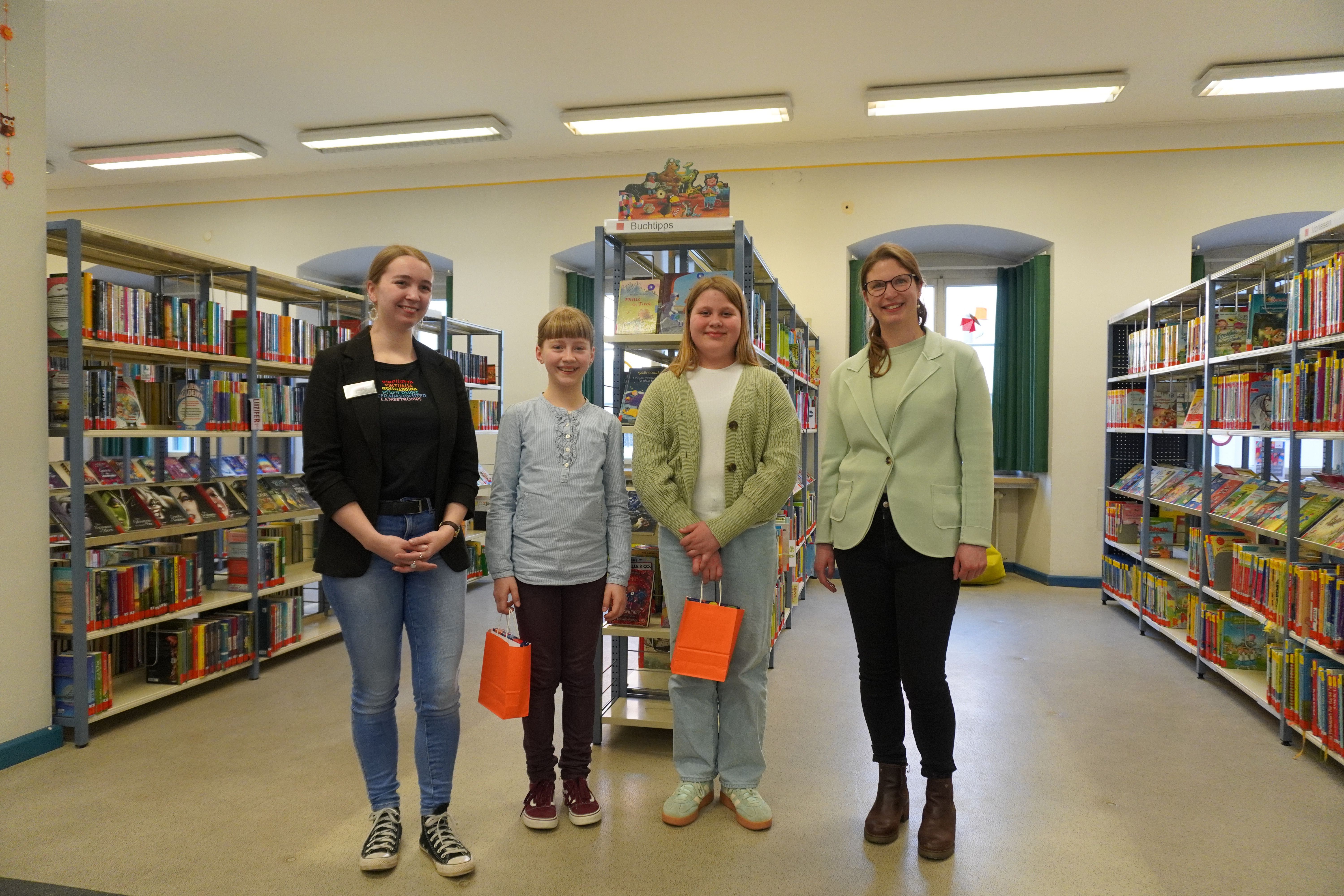 Fotografie – Von links nach rechts: Irina Rakos (Leitung Kinderbücherei), Annabell Lohr und Anna Schrödl (Bezirkssiegerinnen Oberpfalz), Theresa Riedhammer (Jurymitglied Universitätsbibliothek Regensburg)
