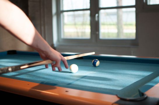 Symbolbild - Bildausschnitt, Jemand spielt Billard