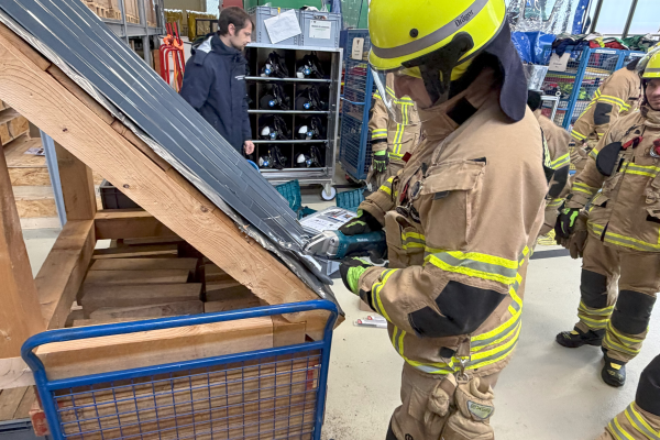 Der Bildausschnitt zeigt eine künstlerische Darstellung von zwei Personen. Die Darstellung ist farbenfroh und kontrastreich, mit kräftigen Farben.