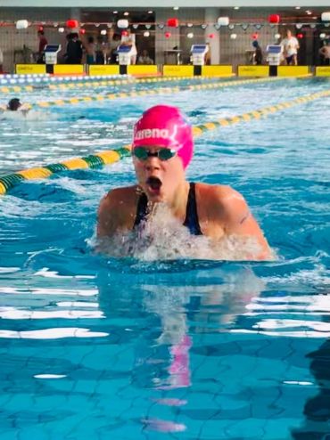 Fotografie – Noelle Benkler beim Schwimmen