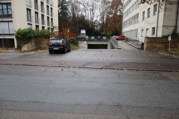 Prüfeninger Straße - Fotografie - auf dem Bild sieht man die Schäden am Straßenoberbau
