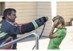 Fotografie: Markus Weinbeck demonstriert den gewaltigen Druck der Sauerstoffflaschen.