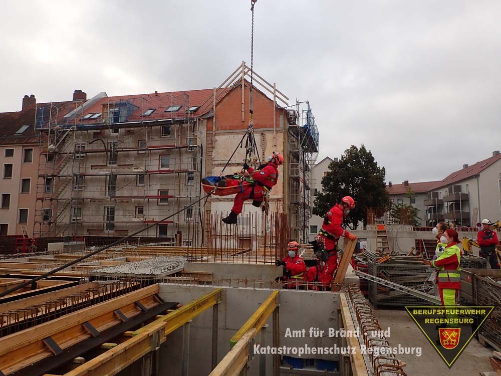 Personenrettung mit einem Baukran und den Höhenrettern der Berufsfeuerwehr Regensburg