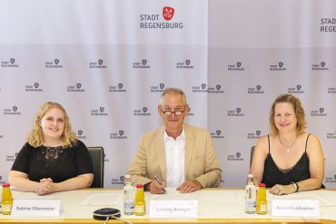 Fotografie: (v. l. n. r.) Sabine Obermeier (Projektkoordination Zero Waste), Bürgermeister Ludwig Artinger und Anne Wurzbacher (Foodsharing Botschafterin für Regensburg)