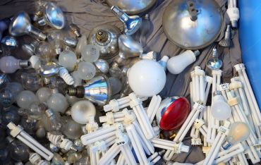 Fotografie: Leuchtstoffröhren, Energiesparlampen und LEDs in einer Kiste