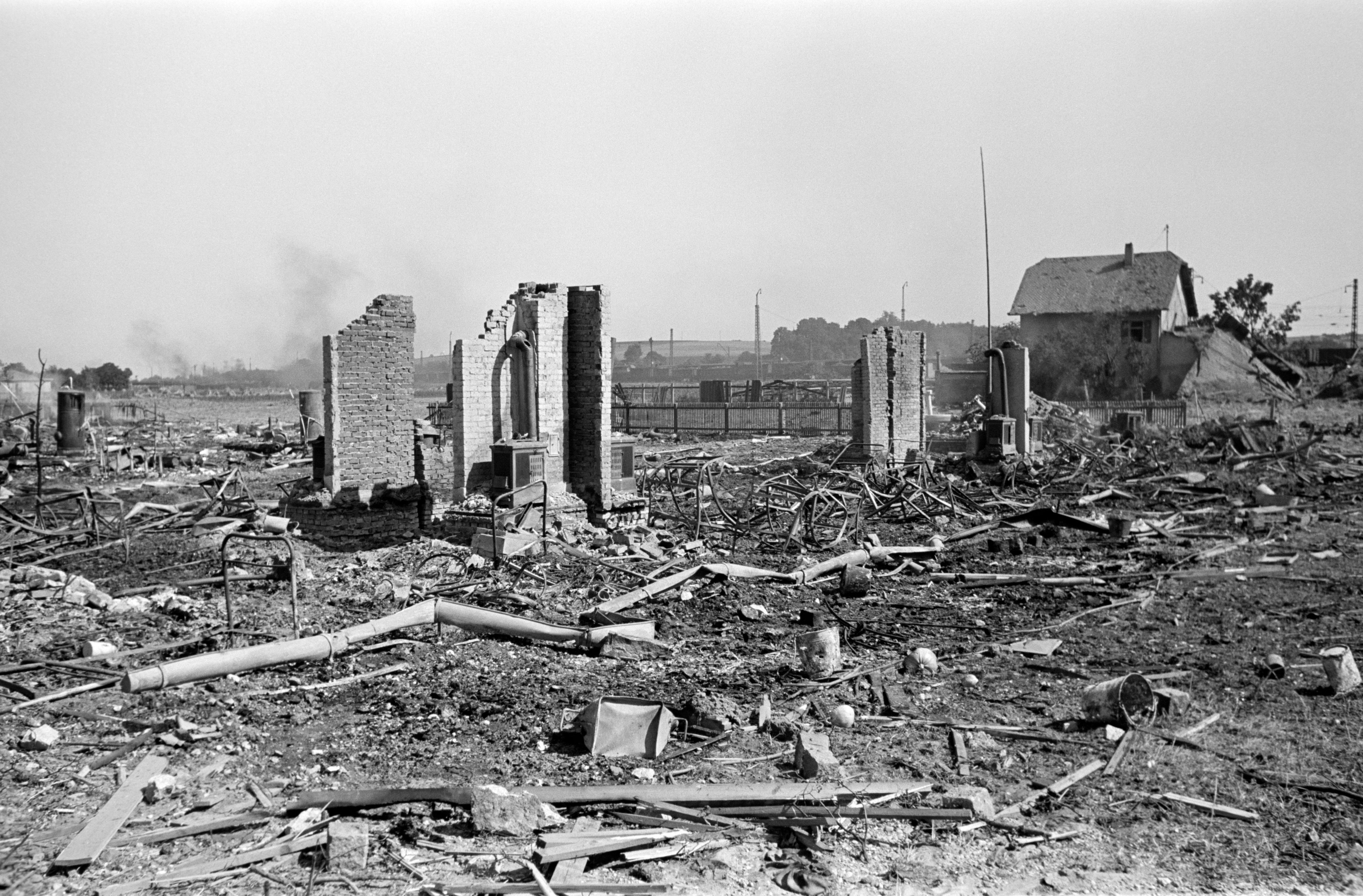 Fotografie: Erste Kriegsschäden des Luftangriffs am 17. August 1943: Zerstörte Hallen auf dem Messerschmittgelände