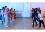 Kinder stehen in der Disco und singen in zwei Gruppen mit- bzw. gegeneinander an (C) Stadt Regensburg, Amt für kommunale Jugendarbeit