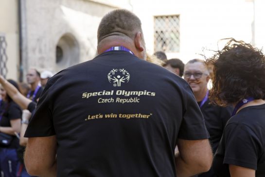 Fotografie: Rückenansicht eines T-Shirts mit dem Logo der Special Olympics Czech Republic