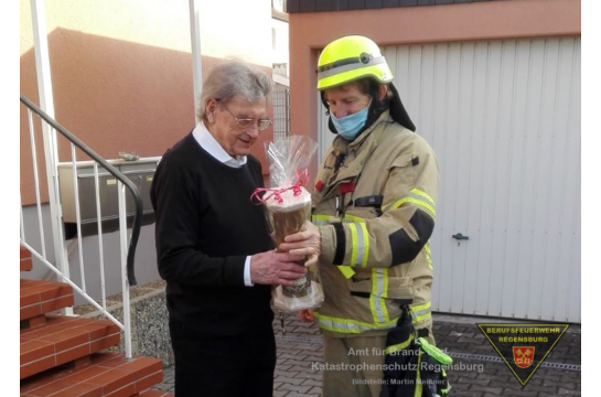 Pensionierter Beamter der Berufsfeuerwehr bei der Geschenkübergabe zu seinem 100. Geburtstag.