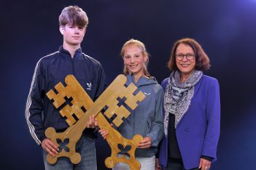 Fotografie: Oberbürgermeisterin Gertrud Maltz-Schwarzfischer mit der Bürgermeisterin und dem Bürgermeister von Mini-Regensburg 2023 bei der Schlüsselübergabe