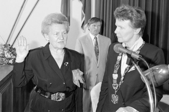 Fotografie: Am 10. Mai 1990 vereidigte die damalige Oberbürgermeisterin Christa Meier Hildegard Anke als ehrenamtliche Bürgermeisterin.