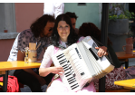 Fotografie: Eine Frau spielt Akkordeon.