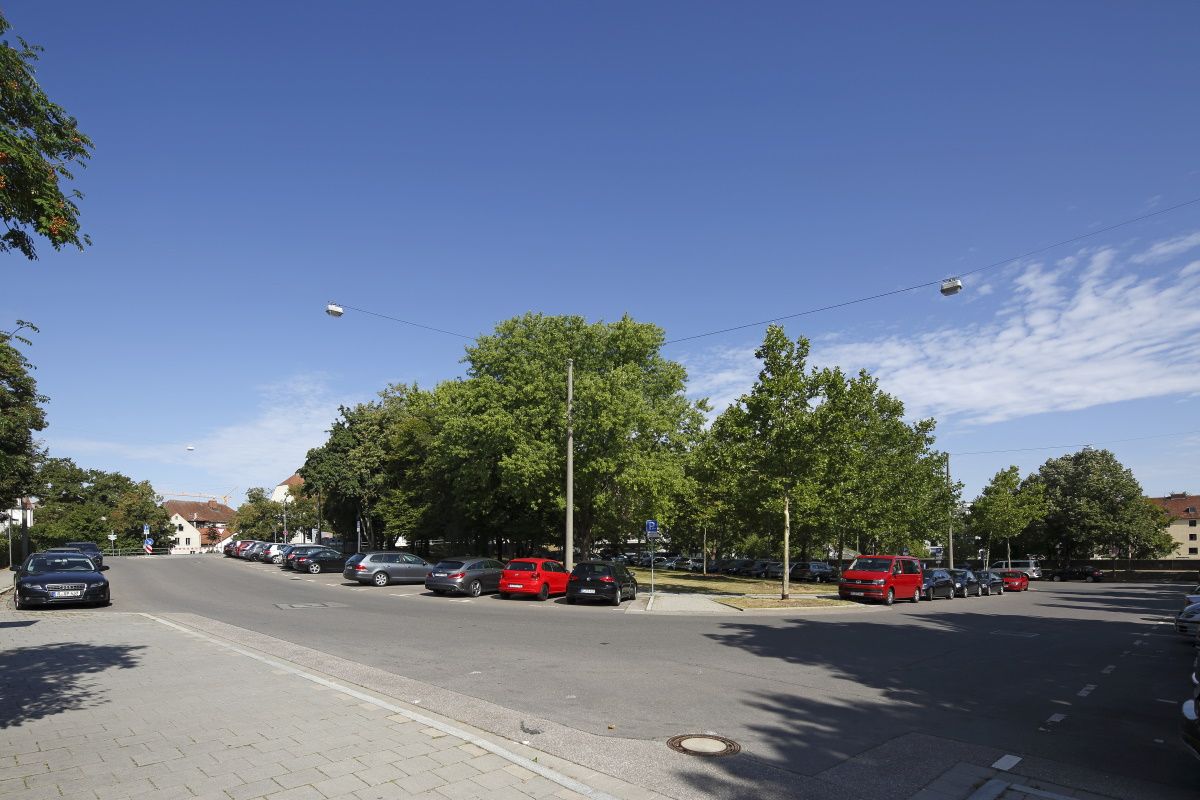 Fotografie - Straße mit parkenden Fahrzeugen