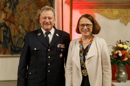 Fotografie - Verleihung der Goldenen Bürgermedaille an Johann Schmidbauer; im Bild mit Oberbürgermeisterin Gertrud Maltz-Schwarzfischer