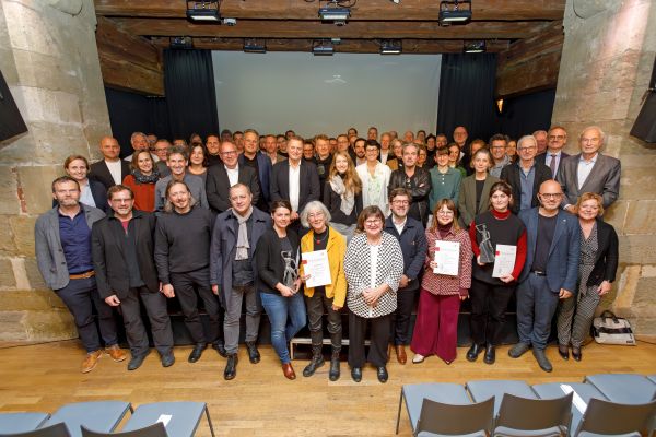 Fotografie: Gruppenbild bei der Verleihung des Architekturpreises 2024