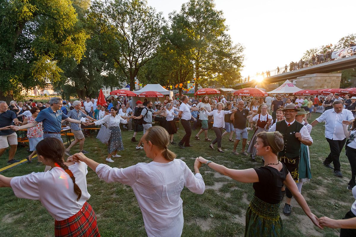 Feiernde Menschen am auf der Jahninsel