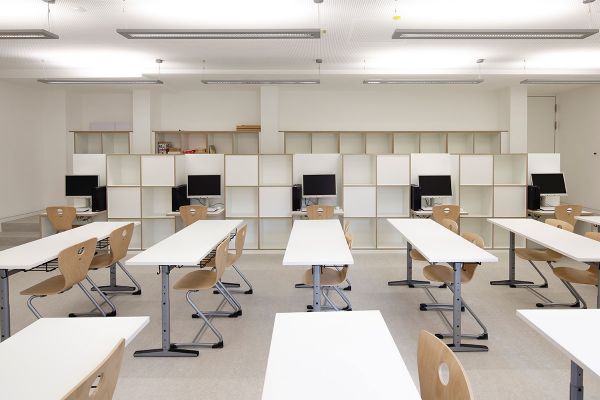 Themenbild Bildung und Wissenschaft - Schulen - Klassenzimmer