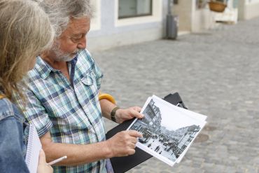 Fotografie: Prof. Dr. Gerhard Waldherr zeigt alte Aufnahmen aus der Stadtamhofer Hauptstraße.