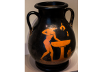 Fotografie: Schwarze Amphore mit oranger Bemalung (C) Painter of the Munich amphora ARV 246 youth with strigilis at perirrhanterion and boy – youth at pilla;. ArchaiOptix, Wikimedia Commons; CC BY-SA 4.0 [https://creativecommons.org/licenses/by-sa/4.0]; Altes Museum Berlin