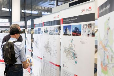 Fotografie: Zwei Männer betrachten die Wanderausstellung.