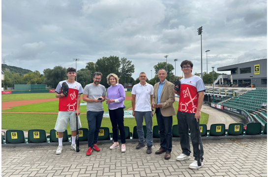 Fotografie: (v. l. n. r.) Spieler Matthias Vogl (Mitglied Team Regensburg), Stephan Rockinger (Pressestelle Stadt Regensburg), Bürgermeisterin Astrid Freudenstein, Armin Zimmermann (Sprecher Sportausschuss Sportbeirat), Christian Goß (Leiter Sportamt), Spieler Jona Widmann (Mitglied Team Regensburg)