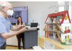 Fotografie - Senior und Playmobilhaus (C) Bilddokumentation Stadt Regensburg