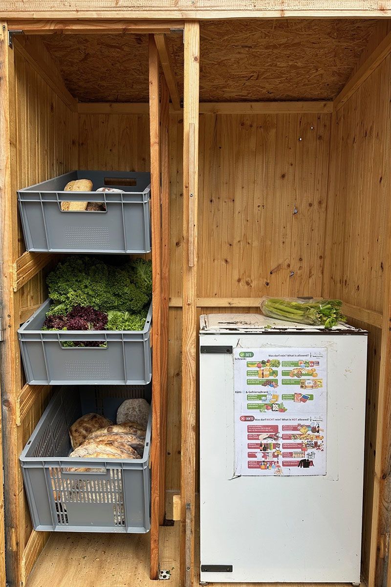 Fotografie - Blick in Foodsharing-Schrank. Der Schrank steht bei der KHG Katholische Hochschulgemeinde im Weiherweg