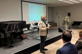 Ilse Danziger begrüßt im Jüdischen Gemeindezentrum zur Buchvorstellung von Dr. Eckl am 10. November 2022