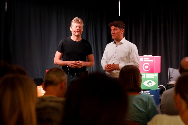 Christian Felber und Prof. Dr. Georg Stephane Barfuß