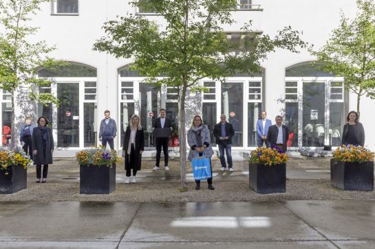 Fotografie: Gruppenfoto der Besitzer von Ehrenamtskarten bei der Preisverleihung (C) Bilddokumentation Stadt Regensburg