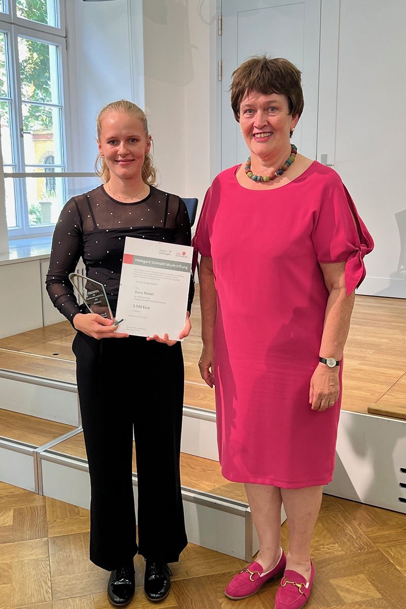 Fotografie -  Stadträtin Bernadette Dechant übergibt Preis an  Dana Nickel