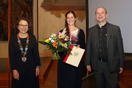 Fotografie - Julia Unterhofer - Preis für Frauen in Wissenschaft und Kunst 2021 - im Bild Oberbürgermeisterin Gertrud Maltz-Schwarzfischer, Frau M. Mus. Julia Unterhofer, Dr. Dieter Haberl