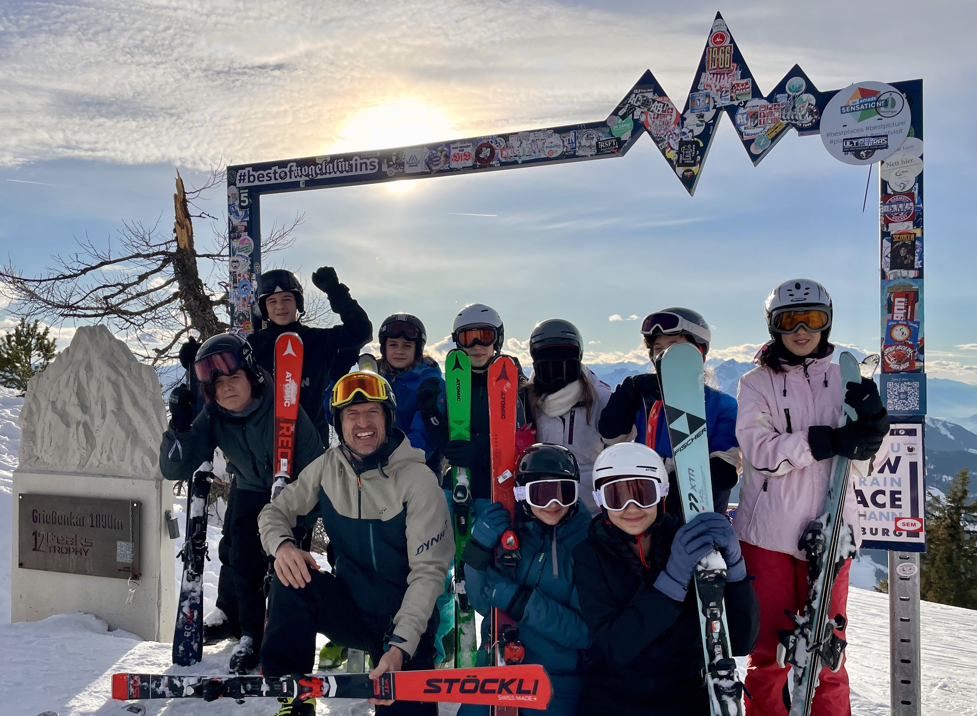 Skigruppe mit Skilehrer