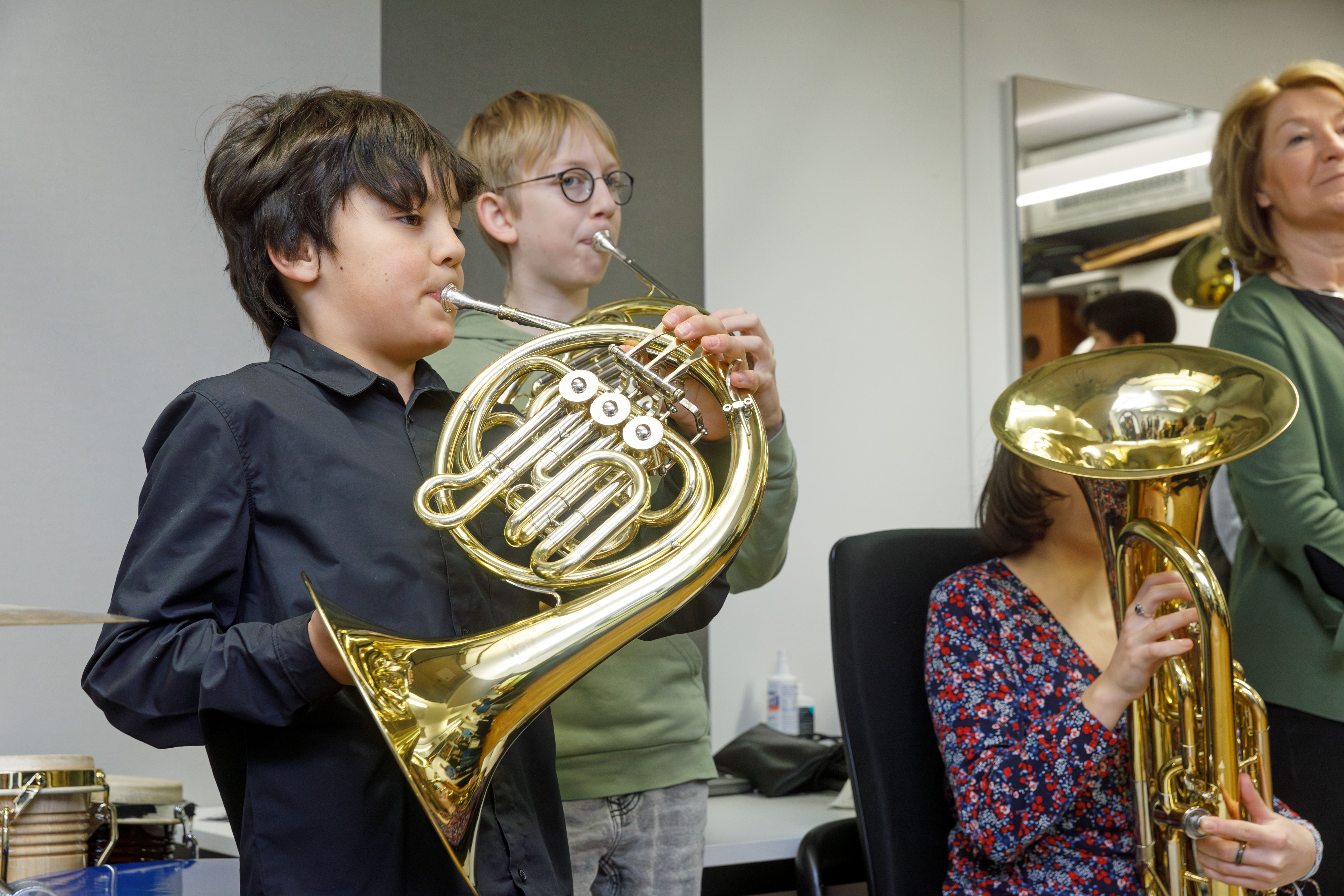 Kinder spielen Instrumente