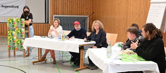 Fotografie – Bürgermeisterin Dr. Astrid Freudenstein, Stadtrat Alexander Irmisch und Stadträtin Evelyn Kolbe-Stockert im Gespräch mit Jugendlichen