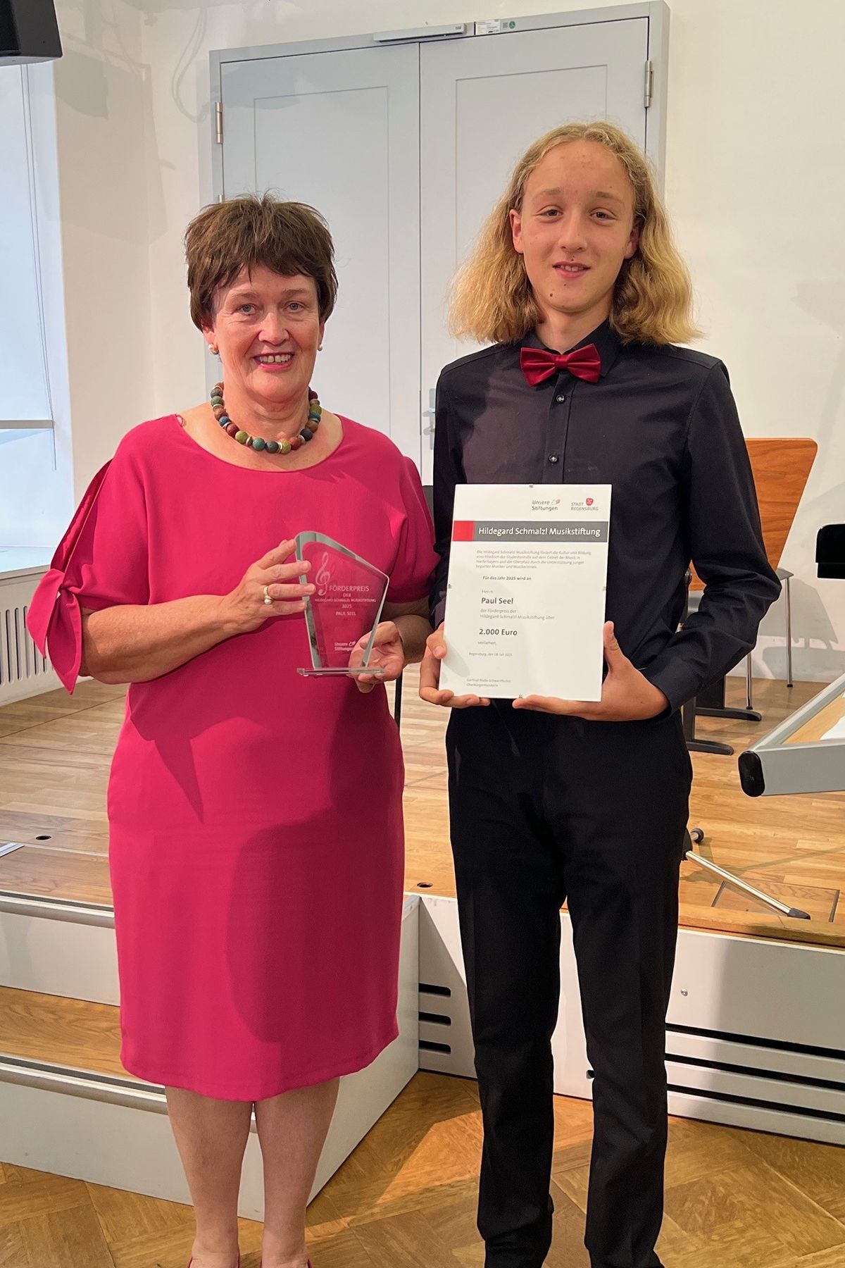 Fotografie -  Stadträtin Bernadette Dechant übergibt Preis an Paul Seel