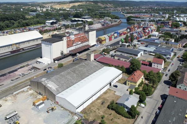 Fotografie: Die Hallen am Auweg, dahinter das ehemalige Stadtlagerhaus