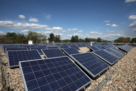 Solarzellen auf einem Flachdach