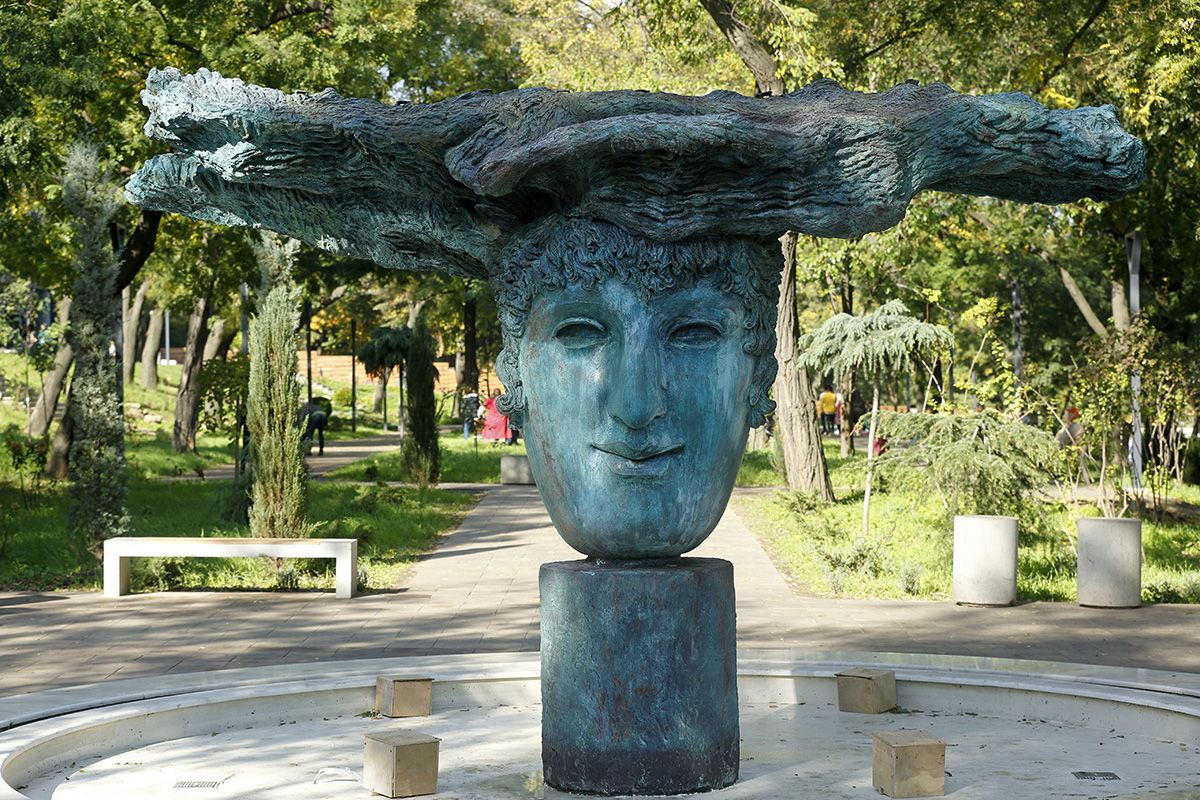 Zahlreiche moderne und historische Skulpturen fügen sich harmonisch in das Stadtbild von Odessa ein.