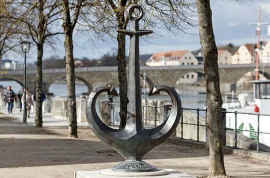 Banner - Regensburg hilft - Ukraine: Zu sehen ist der Odessa-Anker am Donauufer 