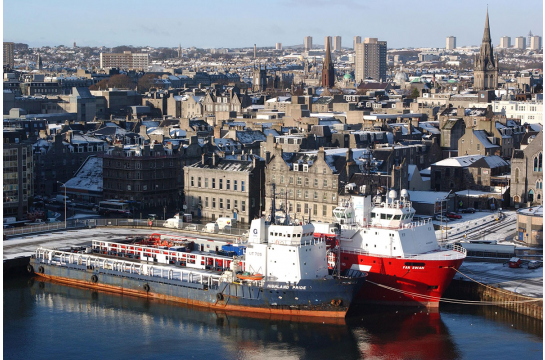Aberdeen - Stadtsilhouette im Winter mit zwei großen Schiffen im Vordergrund