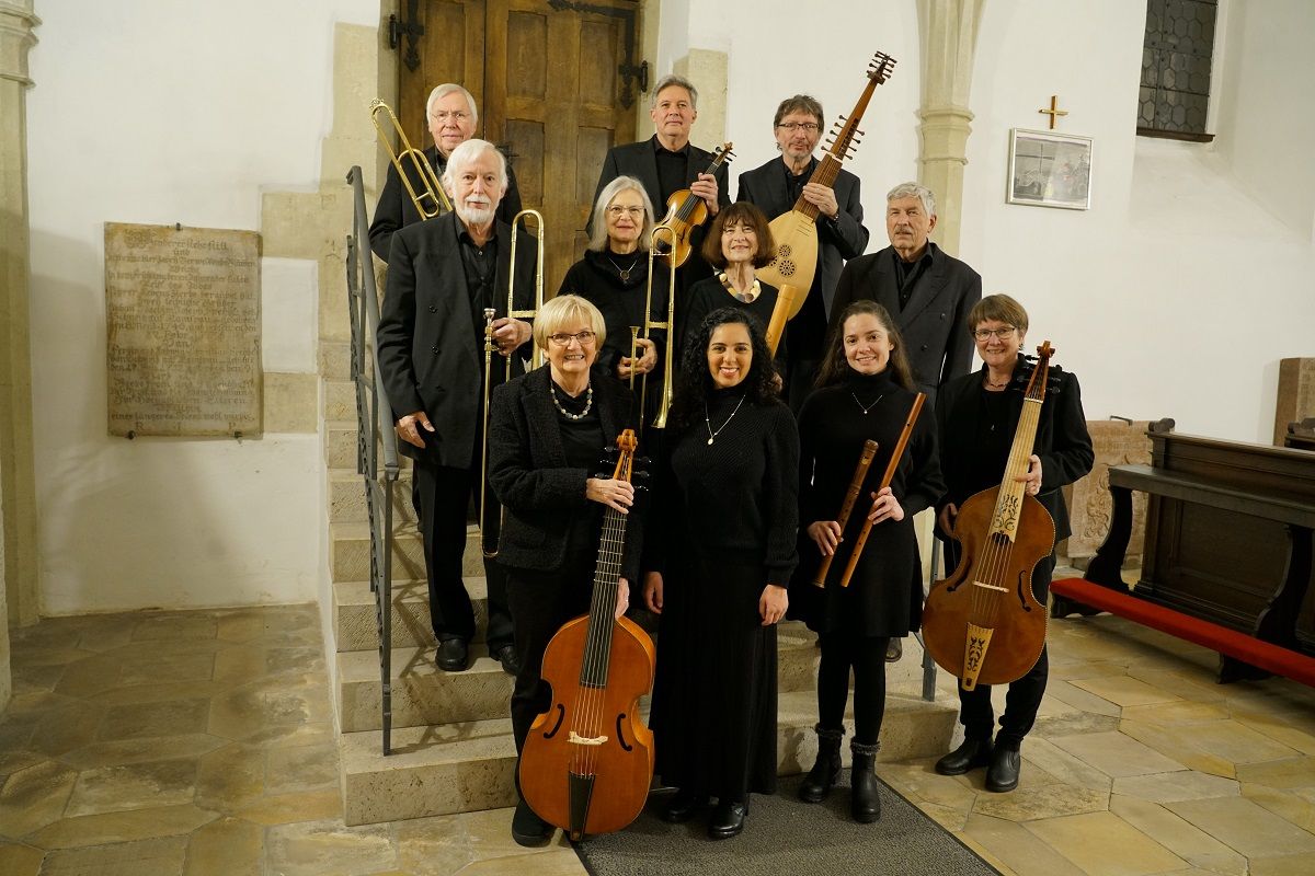 Foto: Ensemble Sed Vivam mit ihren Instrumenten in einer Kirche