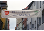 Fotografie: Banner mit der Aufschrift „Bürgerfest kein Müllfest“