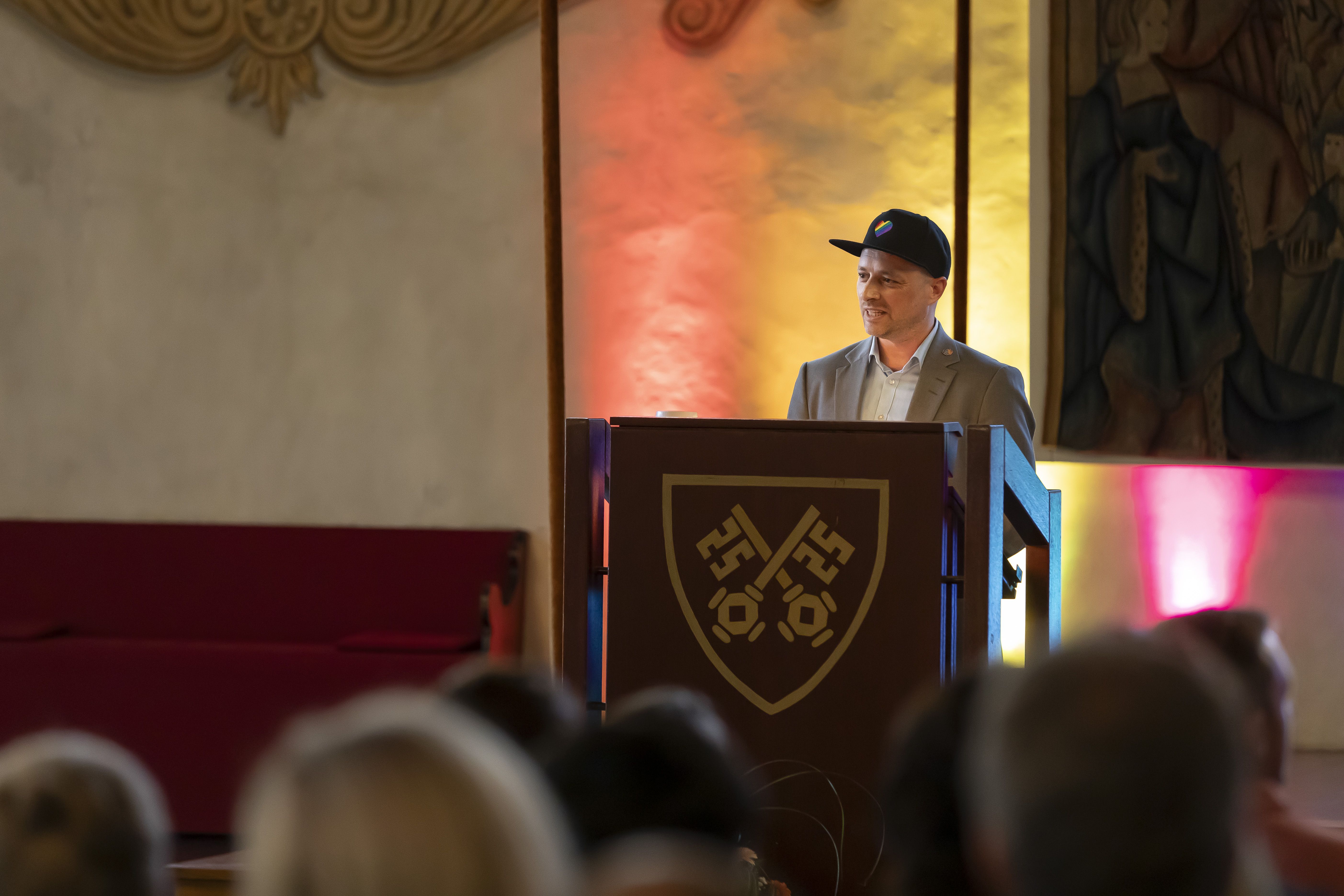 Fotografie: Alexander Irmisch, Stadtrat und Co-Vorsitzender des Dachverbands Queeres Regensburg e. V.