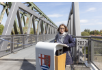 Die Oberbürgermeisterin begrüßt die anwesenden Gäste zur Einweihung der Geh- und Radwegbrücke in Sinzing. 