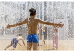 Fotografie: Junge in der PlayFountain
