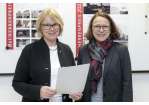 Fotografie: Oberbürgermeisterin Gertrud Maltz-Schwarufischer mit Ilse Danziger