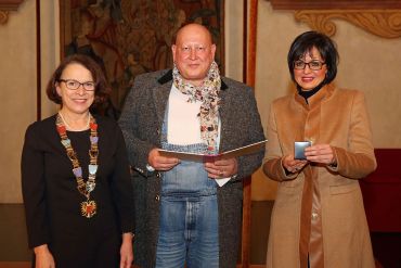 Fotografie - Verleihung der Stadtschlüssel an den Verein Rengschburger Herzen e.V.; Arno Birkenfelder und Monika Hölzl im Bild mit Oberbürgermeisterin Gertrud Maltz-Schwarzfischer