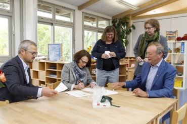 Fotografie: Vertragsunterzeichnung zwischen der Stadt Regensburg und dem Regensburger Ruder-Klub