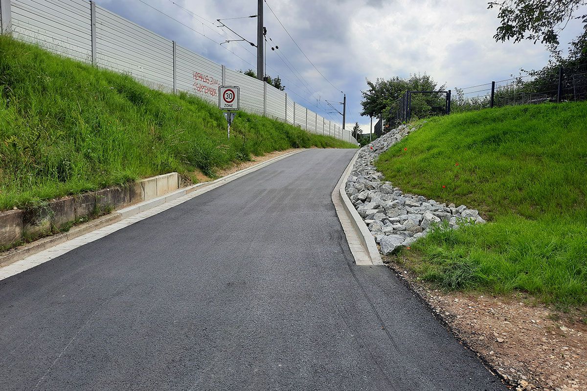 Fotografie - Der fertig gestellte Fährenweg. Er verbindet die Leichtlgasse mit der Prüfeninger Schloßstraße. Zudem
dient er als wichtige Verbindung des städtischen Hauptradroutennetzes nach Sinzing über die Bahnbrücke
